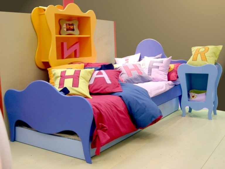 kreatívne-detské postele fantasy nábytok pestrofarebné vankúše