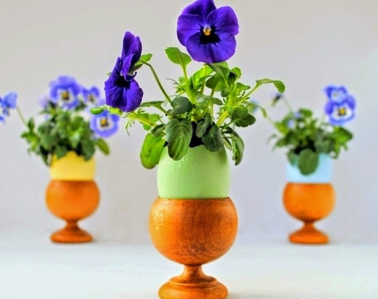 Veľkonočná dekorácia-nápady-vázy-škrupinky-macešky-drevené-vajíčkové