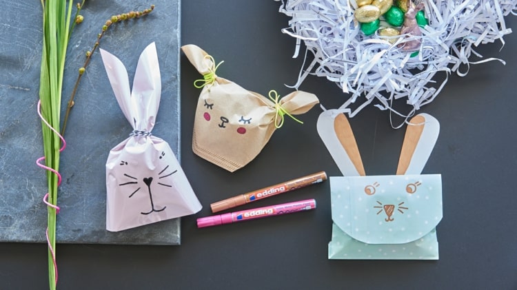 Nápad s taškami, obálkami alebo kávovými filtrami a zajačími ušami