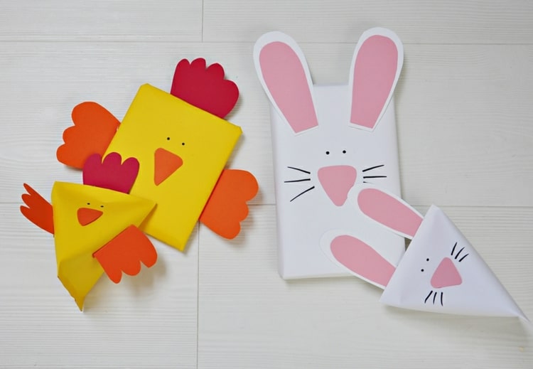 Obdĺžnikové darčeky zabaľte do baliaceho papiera a ozdobte ich na Veľkú noc