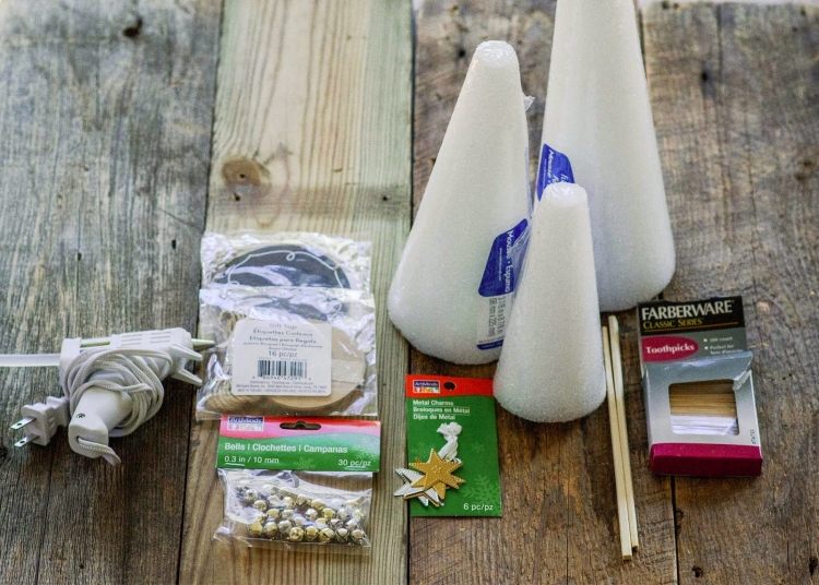 Drobné vianočné stromčeky v tvare kužeľa na slávnostné dekorácie Dekorácie na stôl na vianočné-vyrobenie-látky-vianočné stromčeky-drotár-kreatívne-materiály