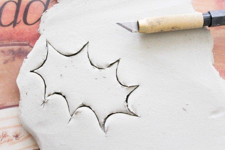 vyrobte si krásne prispôsobené nápisy na vianočný stôl z modelovacej hmoty dekorácia stola-vianoce-urob si sám-modelovanie-hlinený-tvar-vystrihnutý-model