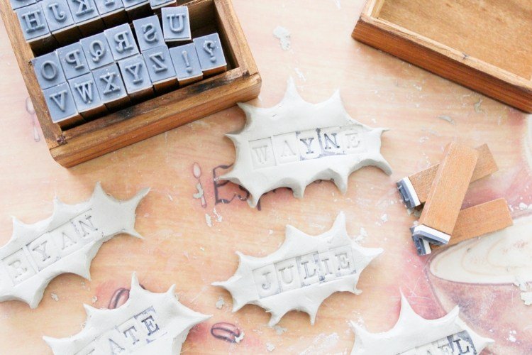 opečiatkujte kúsky modelovacej hmoty menami hostí dekorácia stola-vianočné-urob si sám-známky-taniere-modelovacia-hlinka-biela-meno-pečiatka