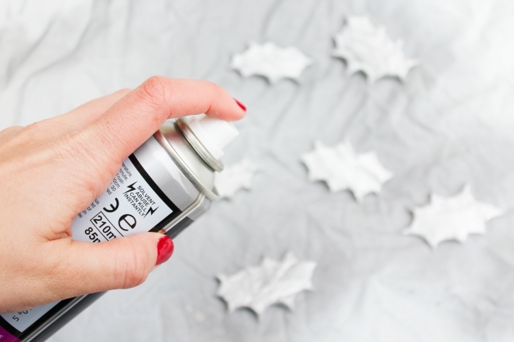 nechajte modelovaciu hmotu 24 hodín schnúť na vzduchu dekorácia stolu-vianočné-urob-si-sám-značky-taniere-drotár-sprej-strieborná