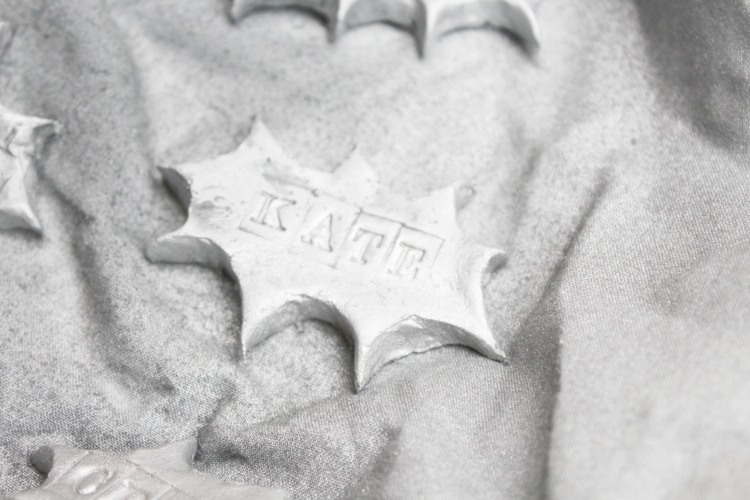 ozdobte vianočný stôl štýlovo a vylepte menovky dekorácia stolu-vianočné-urob-si-sám-známky-tanier-názov-večierok