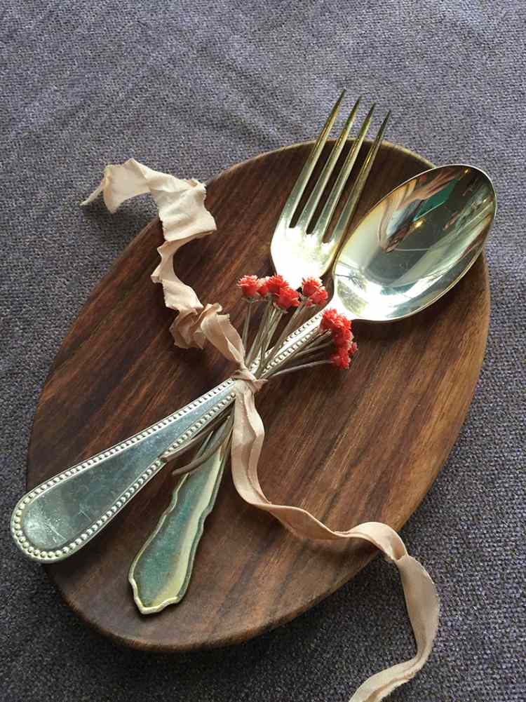 jednoduchá svieža dekorácia s malými kvetmi na príbor dekorácia stola-vianoce-urob si sám-prírodné materiály-príbory-starožitná-stuha-bluemchen