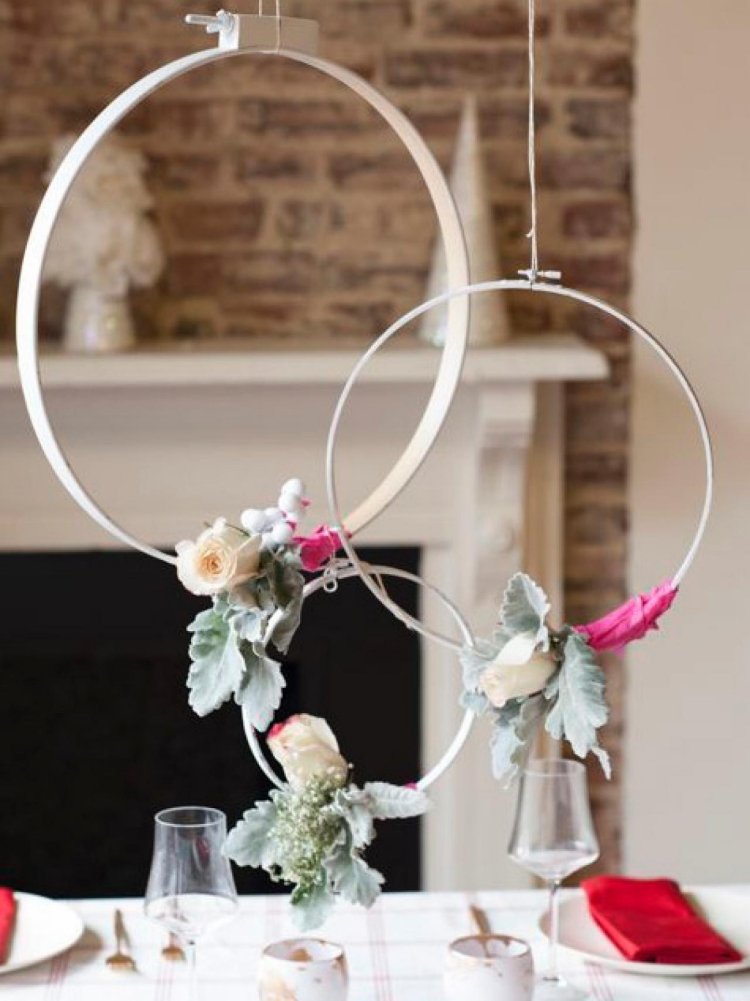 krásne zdobené kvetmi biely vyšívací rám nad stolom dekorácia stolu-vianočné-urob si sám-obruč-biele-kvety-dekorácia-nad-stôl-strieborná