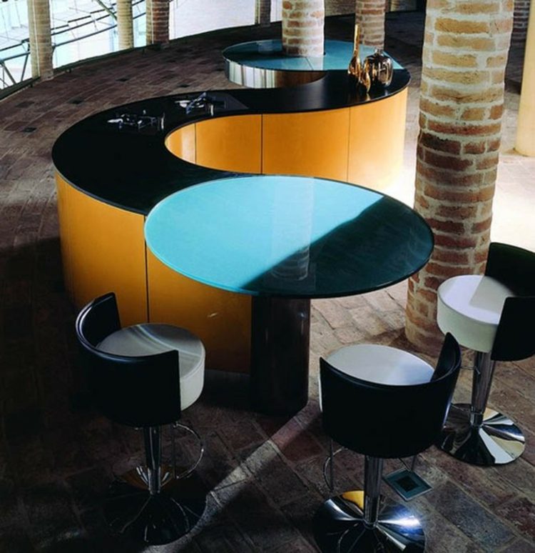 kreatívne krásne nápady pre kuchyňu kuchynský ostrovček zakrivený tvar sklenený stôl