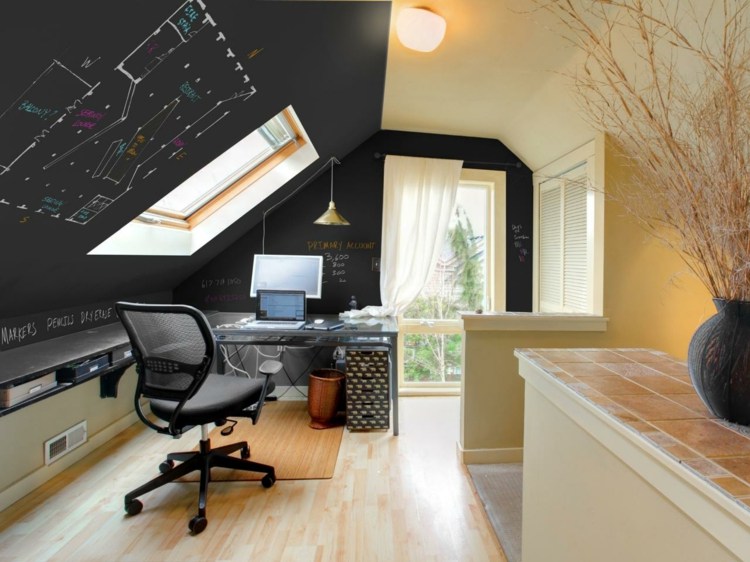 Tabuľová farba slúži ako živý nápad pre túto domácu kanceláriu kreatívne nápady pre bývanie tabuľa farebný šikmý strop kancelársky stôl