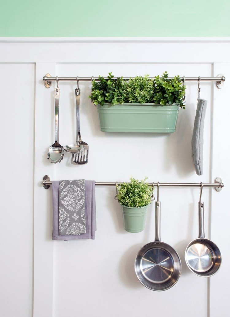 Kreatívne zaveste panvice a skombinujte ich s kvetmi nápady na bývanie kreatívne závesné panvice kvetinový box kuchyňa deco moderný