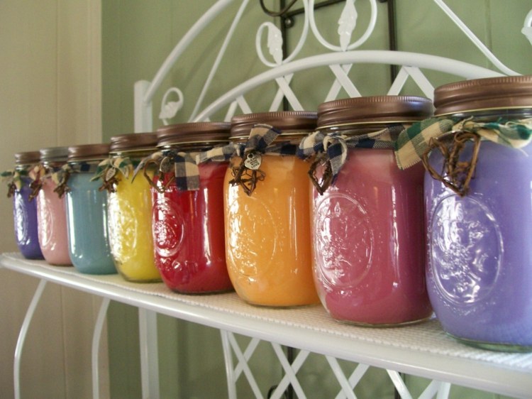 Navrhnite kreatívne sviečky v jasných farbách s murárskymi nádobami nápady na bývanie kreatívne sviečky farby murárske poháre diy polička vinobranie