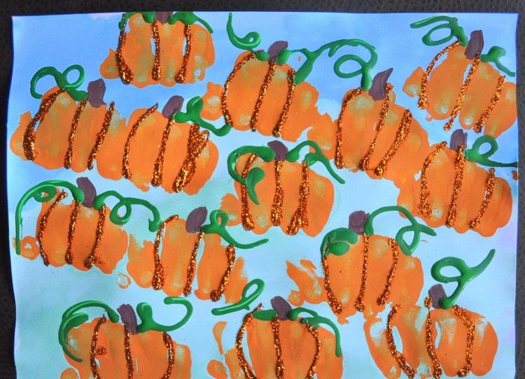 farba-s-detskymi-jesennymi-tekvicami-natieracími-päsťami-trblietkami