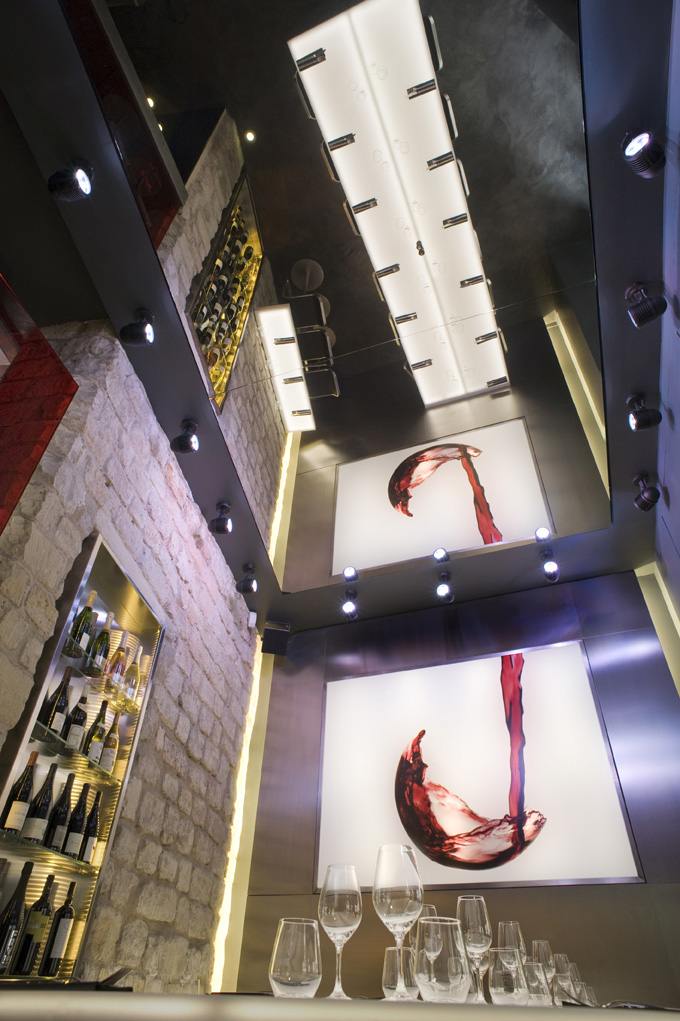 interiérový dizajn-vináreň-zrkadlo-strop