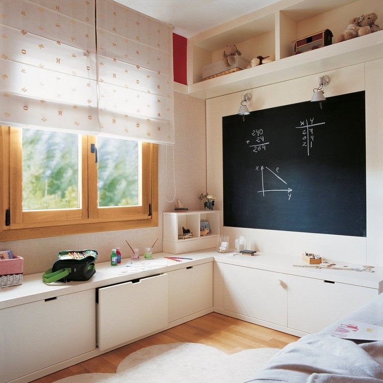 Detská izba s kriedovou doskou na stenu