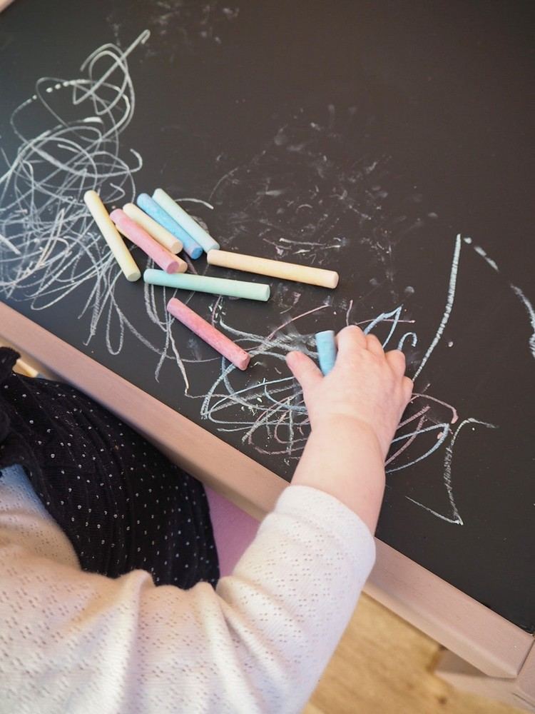 Maľujte na kriedovú tabuľu farebnými kriedovými perami