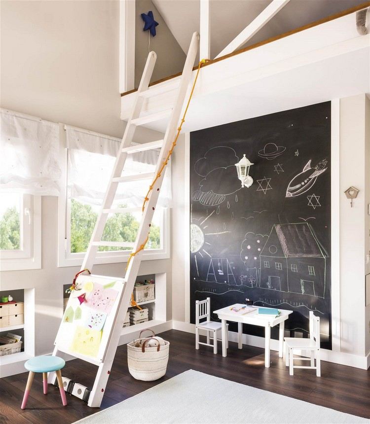 Nápad na bielu detskú izbu s tabuľovou stenou a rebríkom
