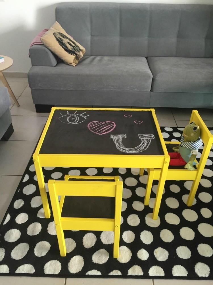 Vyrobte si kriedovú tabuľu pre deti na stole Ikea sami