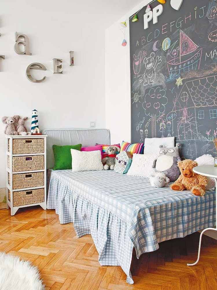 veľká kriedová doska na stene v detskej izbe