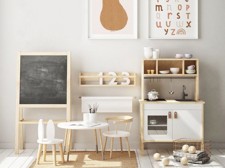 Navrhnite hraciu plochu v detskej izbe s kriedovou doskou, kuchynku na hranie