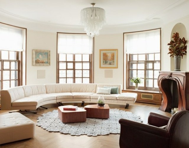 okrúhla izba s pohovkou