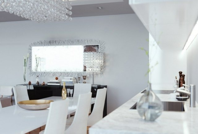 Krištáľový luster v bielej modernej kuchyni Kuchyňa s jedálňou a bielym nábytkom