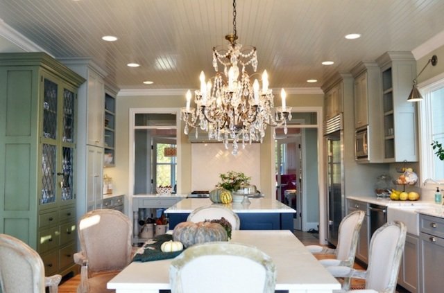 Krištáľový luster v jedálni s bielym stolom francúzska kuchyňa s lustrom