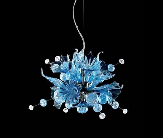 Nápady na dizajn krištáľového lustra v modrej farbe