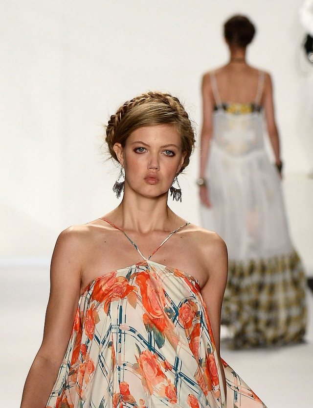 Praktické a elegantné na leto - korunka vrkoča Rebecca-Minkoff-jar-2014-módna šou-vlasy