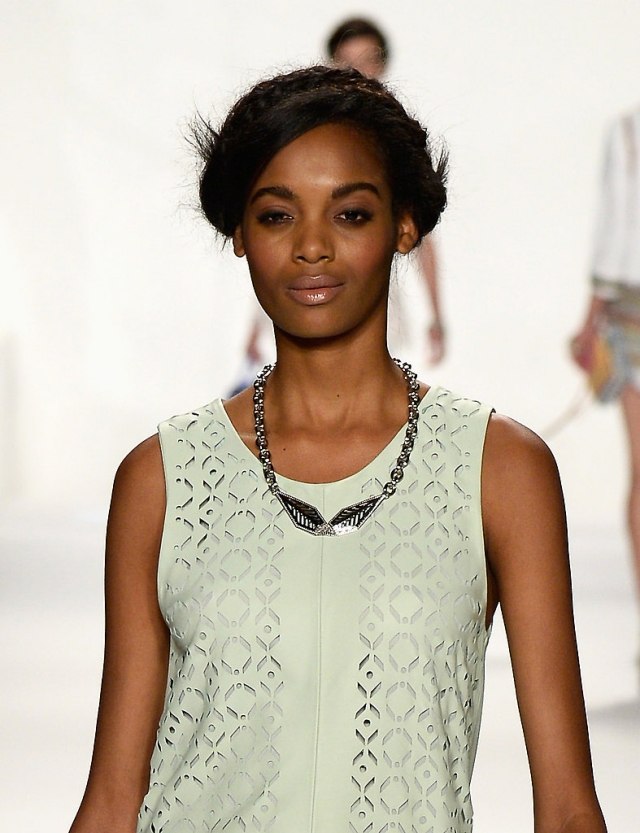 Moderná interpretácia účesu Rebecca-Minkoff-jar-2014-ženy-účes