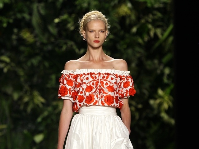 Účes koruny ladí s blúzkou mimo ramien dizajnér-koruna-účes-koberec-móda-2014