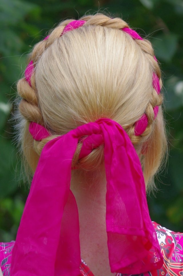 Do vrkoča zapleťte pestrofarebnú šatku dlhé vlasy so šálom spletené v korune