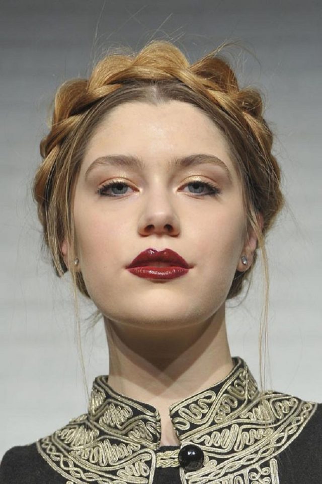 Provokatívny korunný účes na blond vlasoch svadobné vlasy-účesy-nápad-korunná hlava