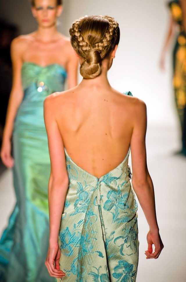 Korunný účes v harmónii s elegantnými spoločenskými šatami back-fashion-show-crown-hair-stylisti-leto