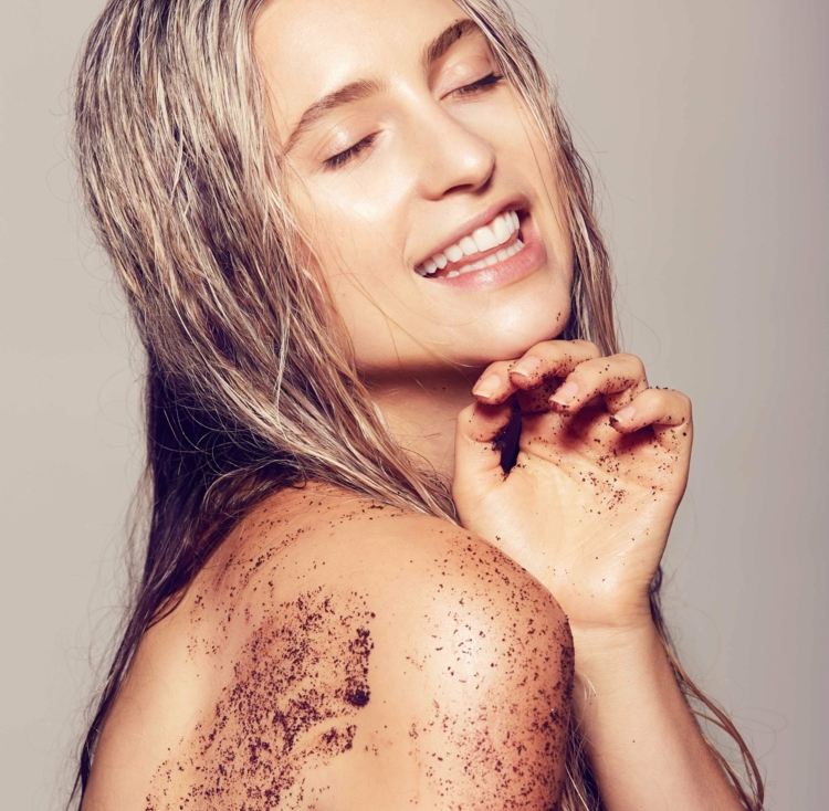 Peeling na telo-urob si sám-cukor-kakao-citlivá-pokožka-aplikuj-nápady