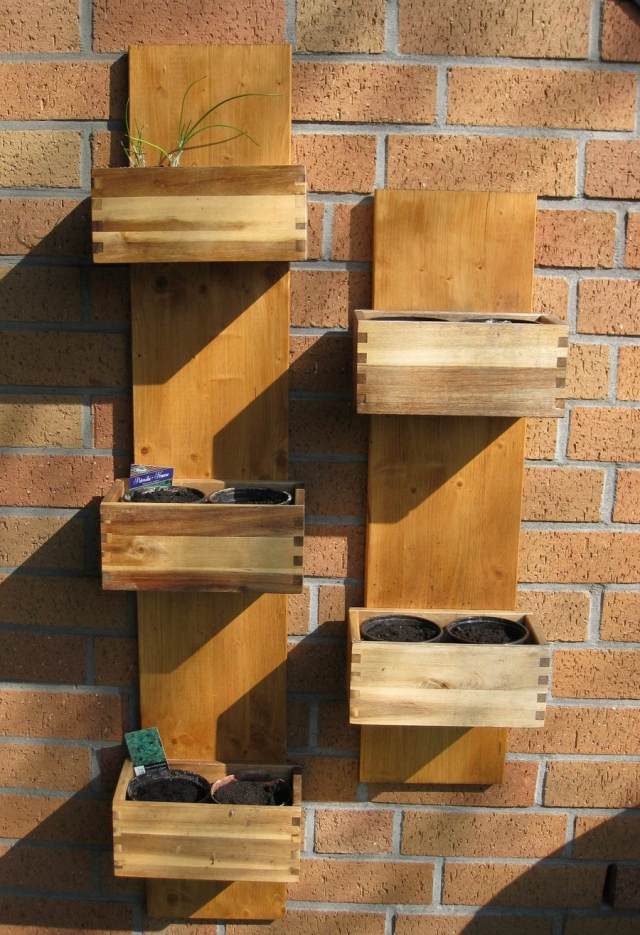 bylinková záhrada balkón druh rastlín vertikálna drevená debnička nápad bylinková záhrada balkónové rastliny myšlienka vertikálneho dreveného boxu