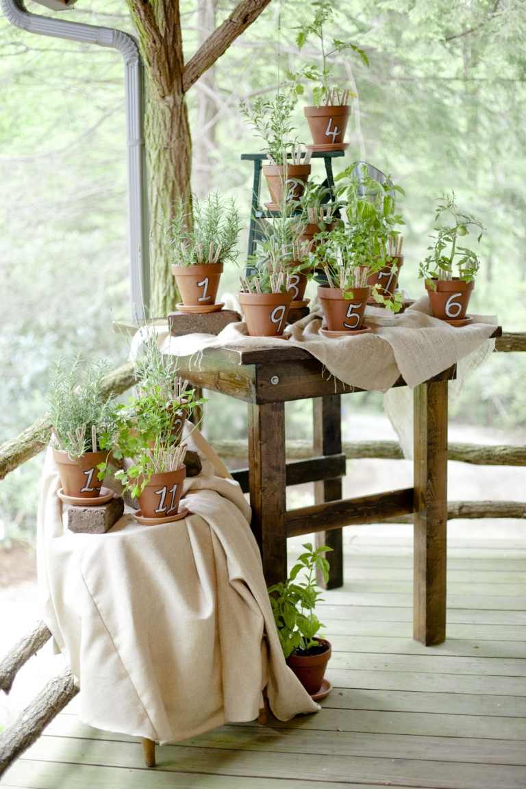 Byliny ako dekorácia svadobné kvetináče číslo stolu