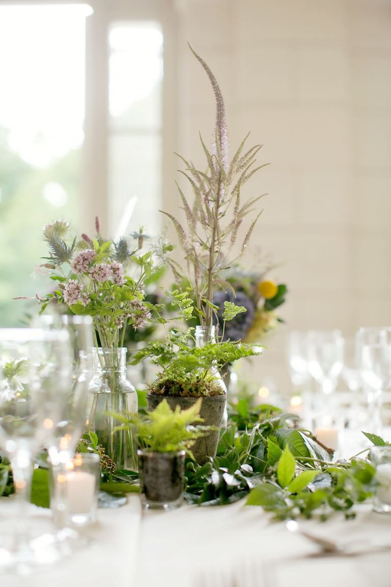 Skombinujte bylinky ako dekoráciu svadobného stolu s papradím z brečtanu