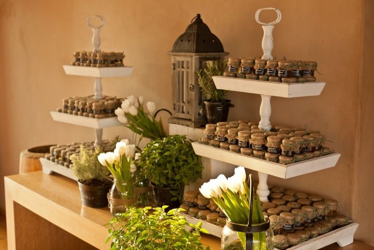 Svadba formou bufetu zdobí jar