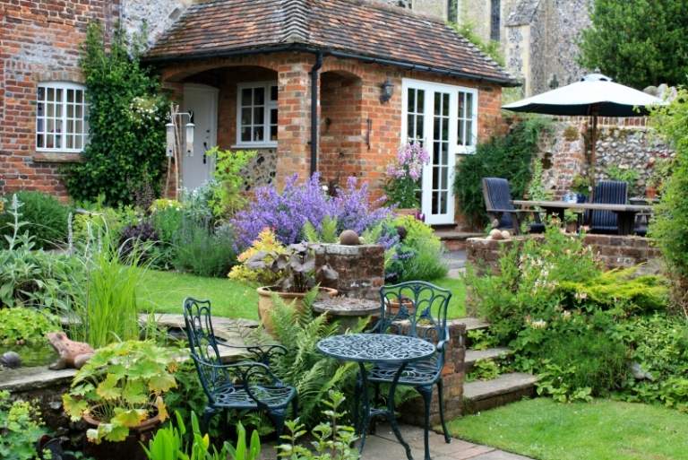 Byliny a aromatické rastliny v záhrade Bylina a voňavé rastliny, pôdny pokryv lekna a levandule