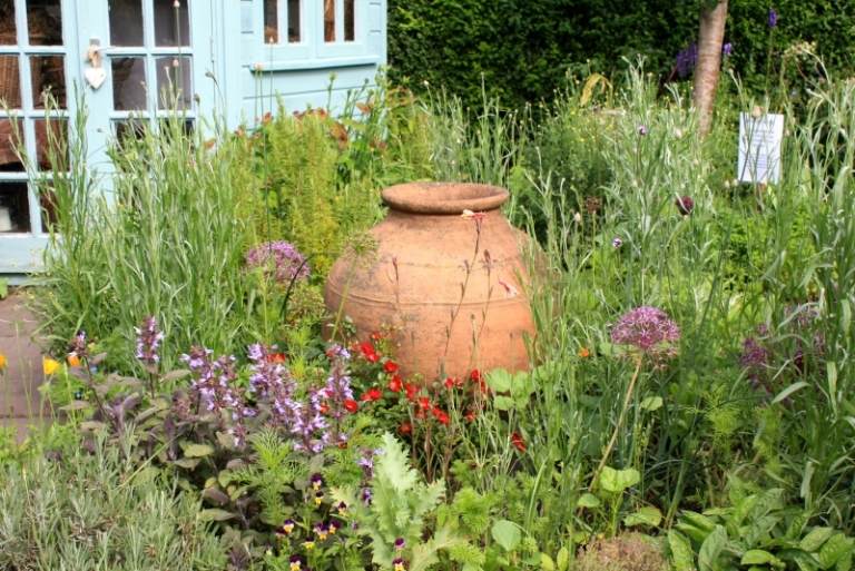 Byliny a aromatické rastliny v stredomorskej záhrade Byliny a voňavé rastliny lákajú na motýle