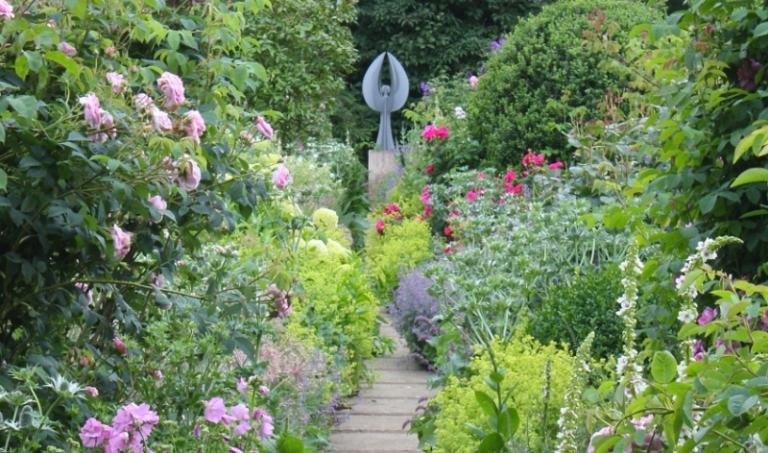 Vytvorte stredomorskú záhradu - so sochou z ocele a kameňa Bylinné voňavé rastliny, ruže, záhradné chodníky, levandulové ľalie