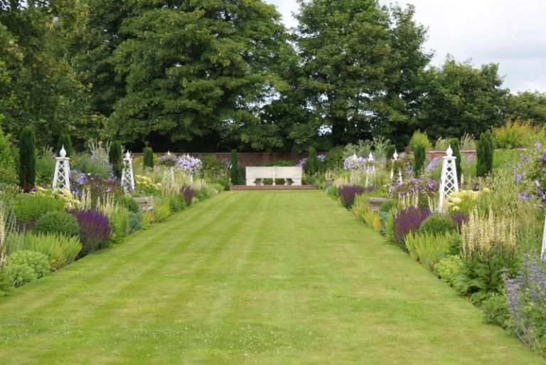 Veľká formálna záhrada s levanduľou Bylinné-voňavé-rastliny-formálne-záhradné-levanduľové-hyacintové
