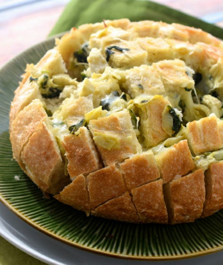 Bylinkovo-chlebové-pečivo-trhané-chlebové-špenátové-artičoky-zdravé-syry-potraviny