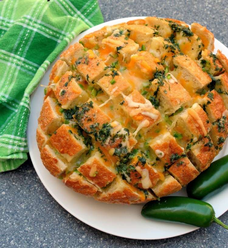 Bylinný-chlieb-upečený-trhaný-chlieb-jalapeňo-plesňový syr-pikantný-mexický