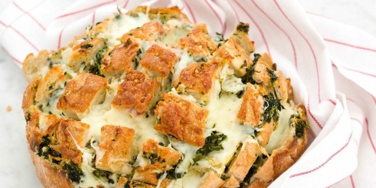 Bylinkovo-chlebový-pečený-sám-trhaný-chlebový-recept-syr-petržlenová vňať-cesnak