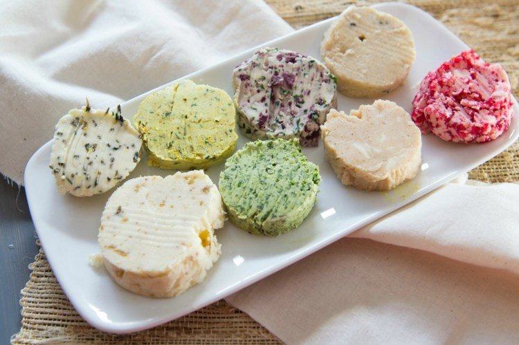 Vyrobte si bylinkové maslo sami farebno-červeno-zelené