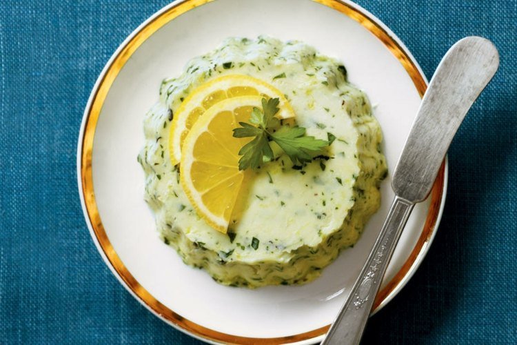 Bylina-maslo-urobte si-citrón-podávajte-leto-grilovanie-párty-záhrada