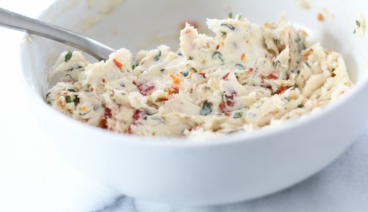 Návod na výrobu-vlastnú-bylinku-maslo-sušenú-paradajku-bazalku