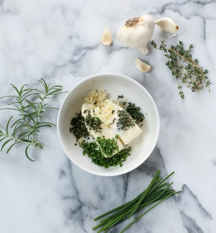 Do-it-yourself-bylina-maslo-talianske-korenie-pažítka-rozmarín-tymián