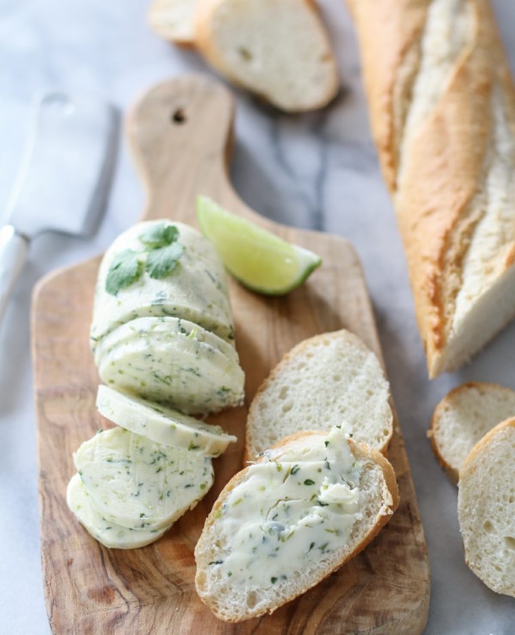 Bylinkovo-maslové-vyrobte si-koriandrové-čerstvé-bagetové-občerstvenie